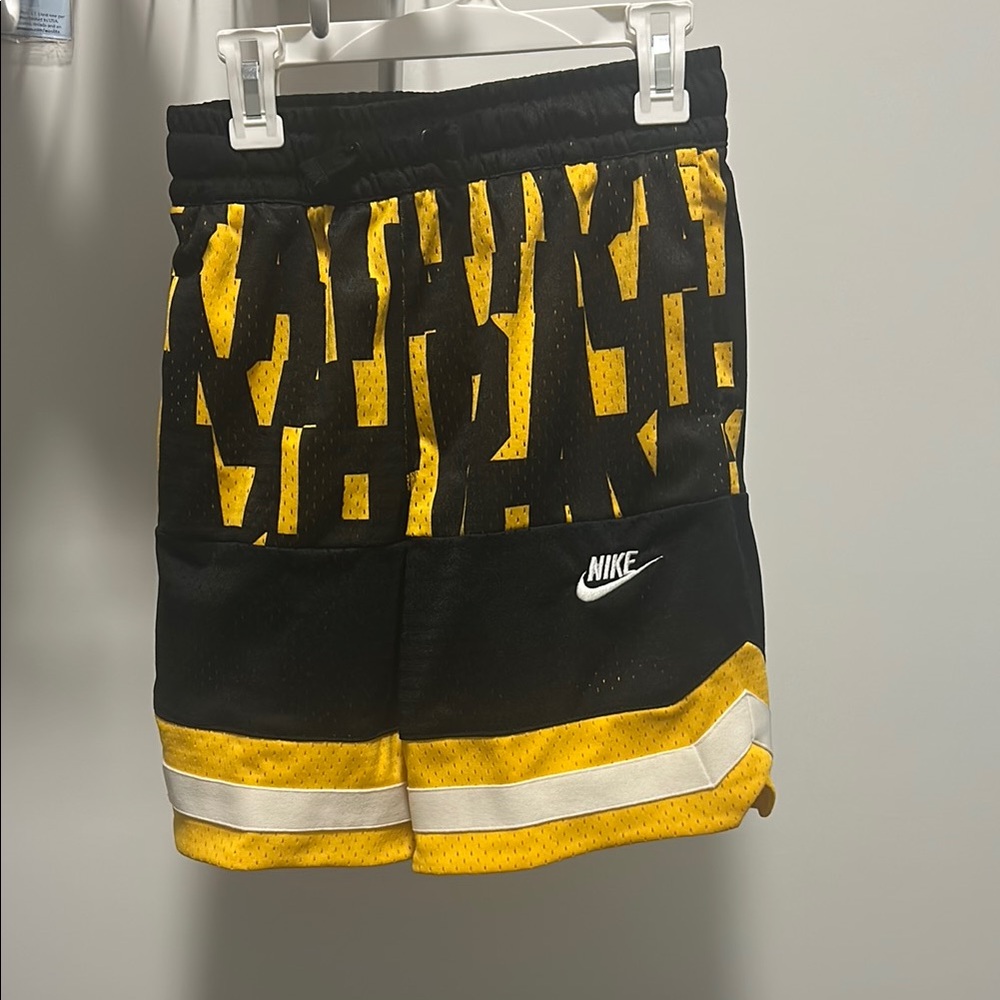 NEW Nike Boys Air Mesh Shorts Kids (Medium)